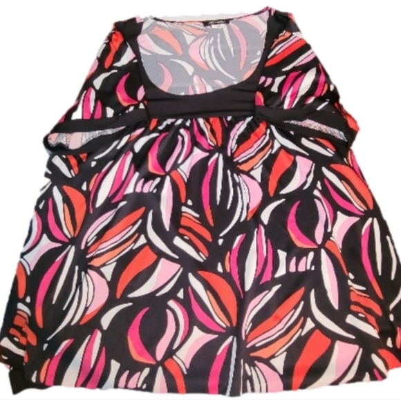 GODDESS, Black, white, red, & pink, abstract floral short-sleeve top. Sz 1X - Picture 3 of 6